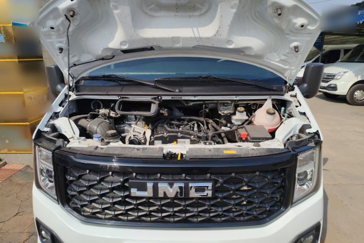 Used JMC Fushun 2025 2.0T 6MT Diesel Mid-Roof Mid-Height Commercial Multi-Purpose 7-Seater Passenger Vehicle Engine Bay