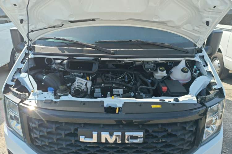 Used JMC Fushun 2025 2.0T 8AT Diesel Short Wheelbase Mid-Height Commercial Multi-Purpose Passenger Vehicle with 5/6 Seats Engine Bay