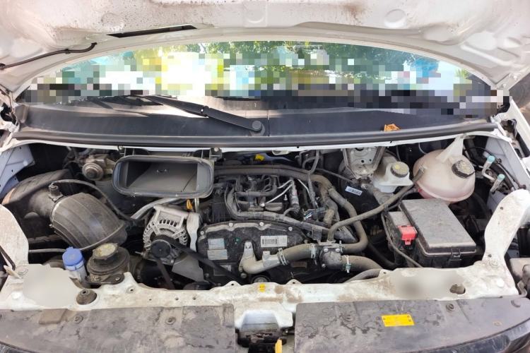 Used JMC Fushun 2025 2.0T 6MT Diesel Mid-Roof Mid-Height Commercial Multi-Purpose 7-Seater Passenger Vehicle Engine Bay