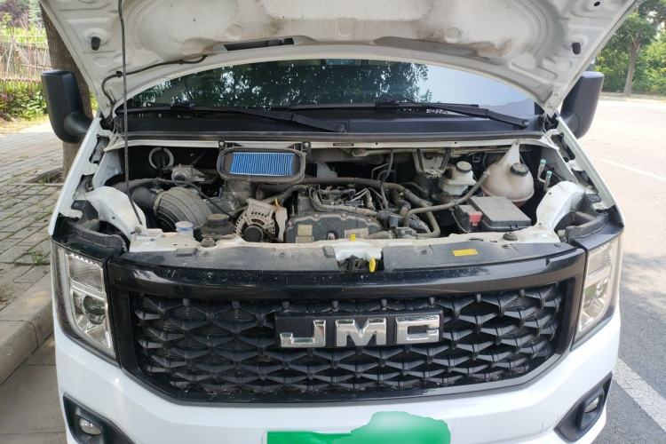 Used JMC Fushun 2025 2.0T 6MT Diesel Mid-Roof Mid-Height Commercial Multi-Purpose 7-Seater Passenger Vehicle Engine Bay