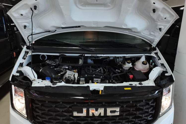 Used JMC Fushun 2025 2.0T 6MT Diesel Short-Wheelbase Low-Roof Commercial Multi-Purpose Passenger Vehicle with 5/6 Seats and Twin-Swing Tailgate Engine Bay