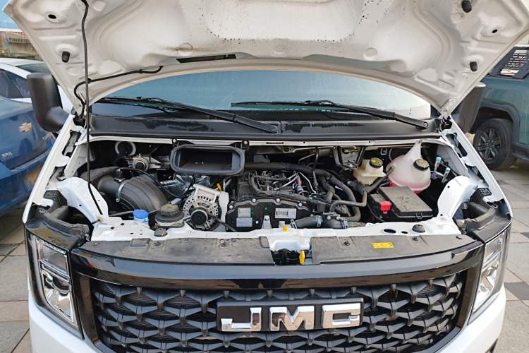 Used JMC Fushun 2025 2.0T 8AT Diesel Short-Wheelbase Mid-Top Commercial Multi-Purpose Passenger Vehicle with 5/6 Seats Engine Bay