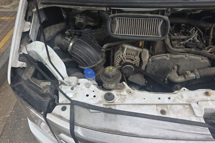 Used JMC Fushun 2025 2.0T 8AT Diesel Mid-Range Mid-Height Business-Class 9-Seater (Non-Commercial) Engine Bay Right