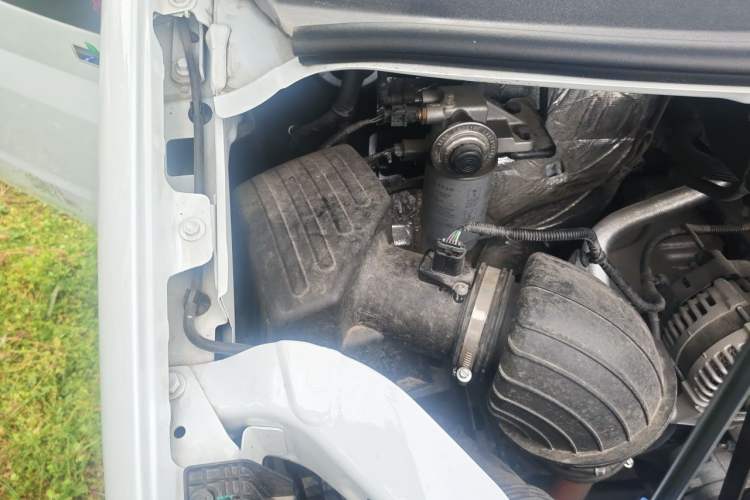 Used JMC Fushun 2025 2.0T 6MT Diesel Extended-Wheelbase High-Roof Commercial Van—2/3 Seats Engine Bay Right