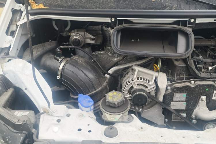 Used JMC Fushun 2025 2.0T 6MT Diesel Mid-Roof Mid-Height Commercial Multi-Purpose 7-Seater Passenger Vehicle Engine Bay Right