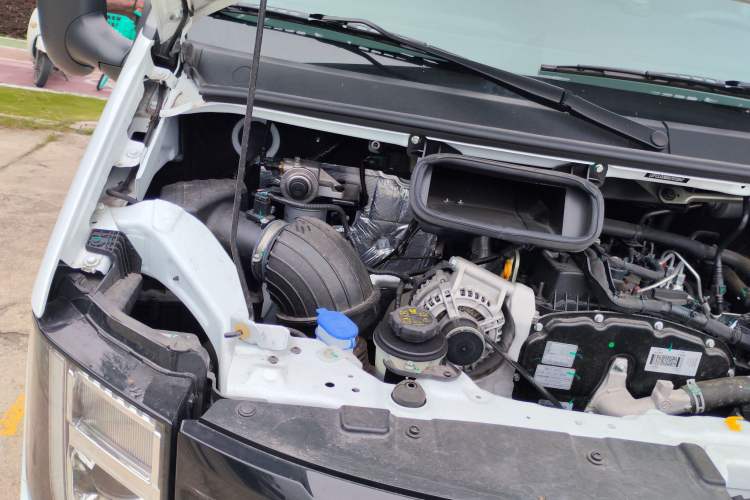 Used JMC Fushun 2025 2.0T 8AT Diesel Short-Wheelbase Low-Roof Commercial Multi-Purpose Passenger Vehicle with 5/6 Seats and Dual-Swing Tailgate Engine Bay Right