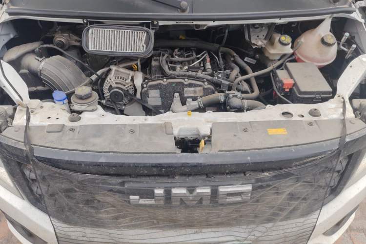 Used JMC Fushun 2025 2.0T 6MT Diesel Mid-Roof Mid-Height Commercial Multi-Purpose 7-Seater Passenger Vehicle Engine Bay