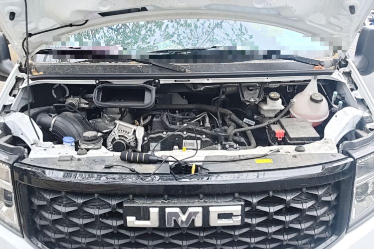 Used JMC Fushun 2025 2.0T 6MT Diesel Mid-Roof Mid-Height Commercial Multi-Purpose 7-Seater Passenger Vehicle Engine Bay