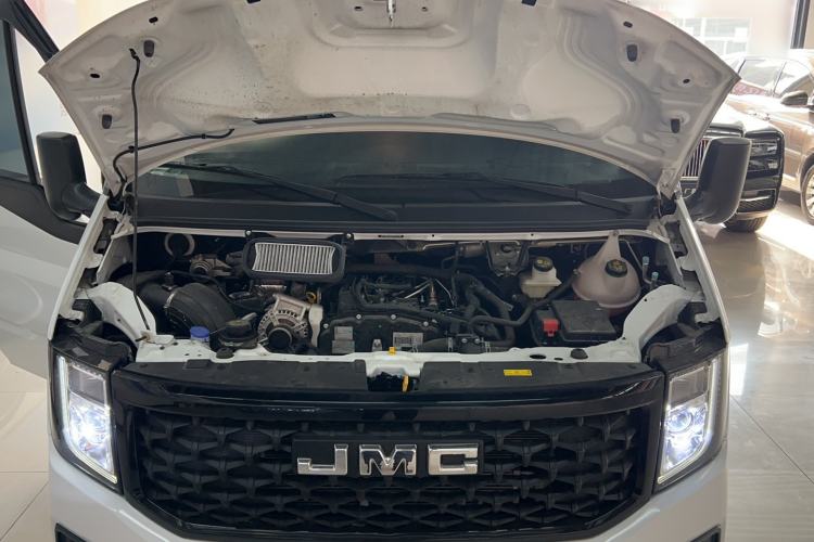 Used JMC Fushun 2025 2.0T 8AT Diesel Mid-Roof Mid-Height Commercial Multi-Purpose 7-Seater Passenger Vehicle Engine Bay