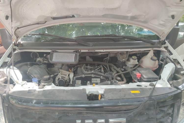 Used JMC Fushun 2025 2.0T 6MT Diesel Mid-Roof Mid-Height Commercial Multi-Purpose 7-Seater Passenger Vehicle Engine Bay