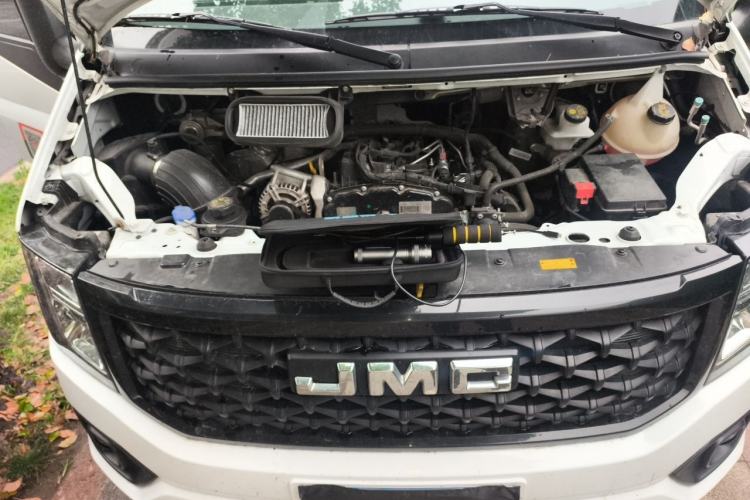 Used JMC Fushun 2025 2.0T 6MT Diesel Mid-Roof High-Arch Commercial Multi-Purpose 7-Seater Passenger Vehicle Engine Bay