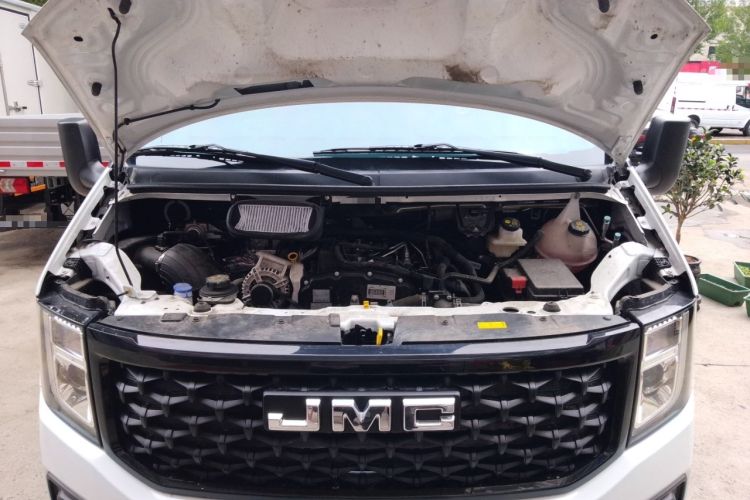 Used JMC Fushun 2025 2.0T 8AT Diesel Mid-Range Mid-Top Commercial Multi-Purpose Passenger Vehicle with 5/6 Seats Engine Bay