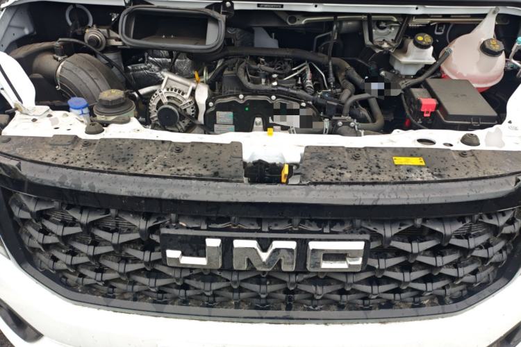 Used JMC Fushun 2025 2.0T 6MT Diesel Mid-Roof Mid-Height Commercial Multi-Purpose 7-Seater Passenger Vehicle Engine Bay