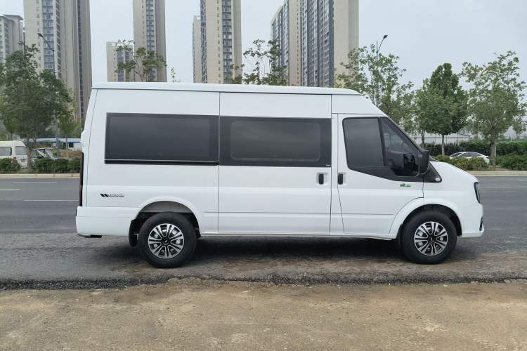 Used JMC Fushun 2025 2.0T 8AT Diesel Mid-Range Mid-Top Commercial Multi-Purpose 7-Seater Passenger Vehicle Exterior 2