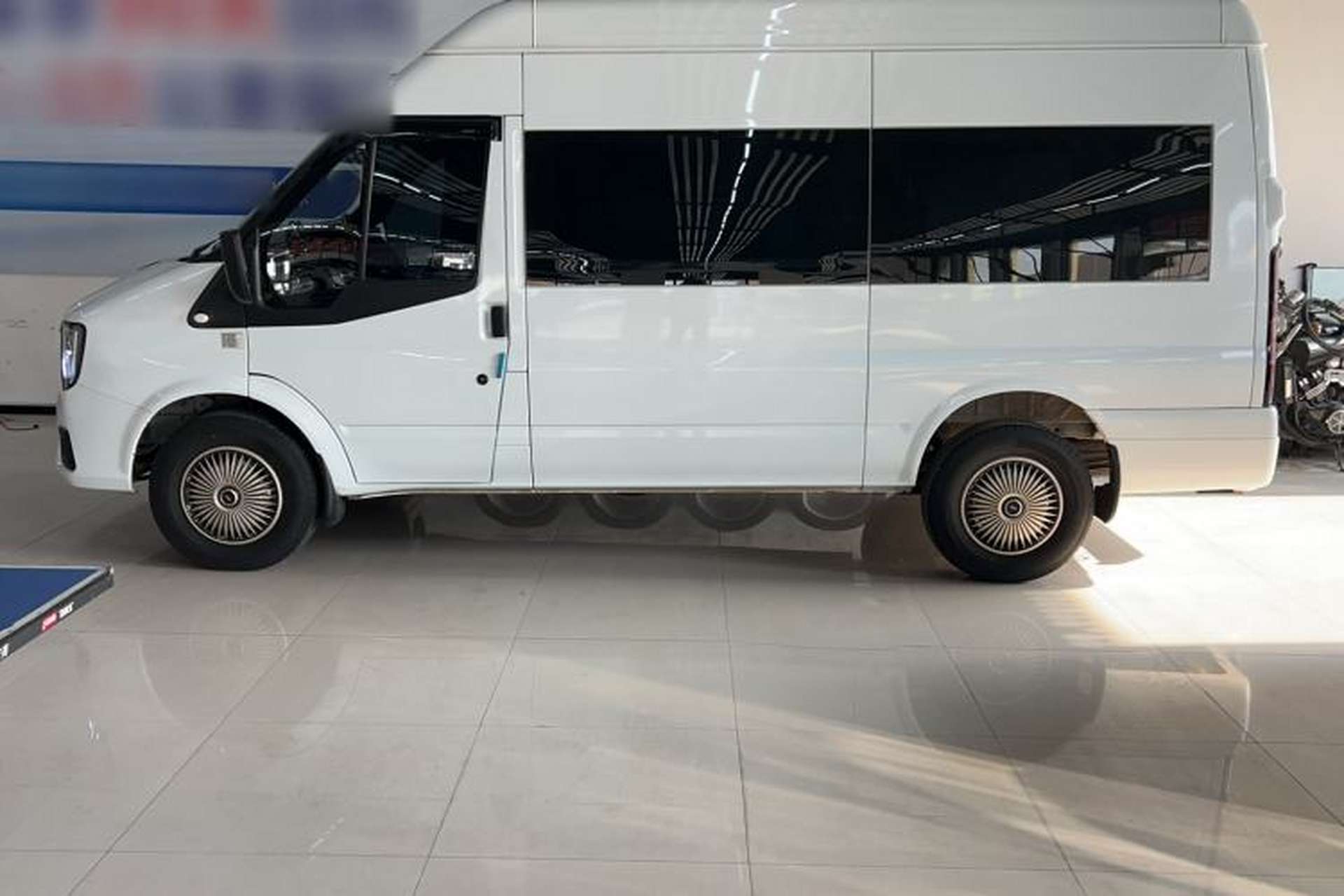 Used JMC Fushun 2025 2.0T 8AT Diesel Mid-Roof Mid-Height Commercial Multi-Purpose 7-Seater Passenger Vehicle Exterior 2