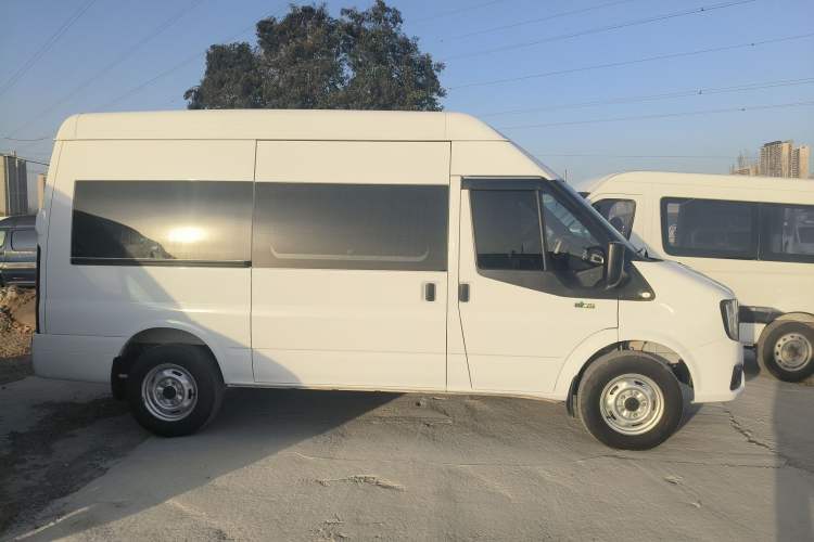 Used JMC Fushun 2025 2.0T 8AT Diesel Mid-Roof Mid-Height Commercial Multi-Purpose 7-Seater Passenger Vehicle Exterior 2