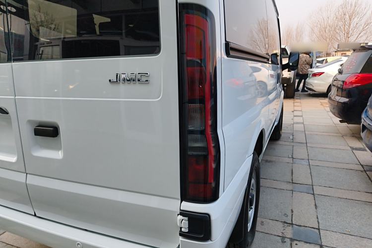 Used JMC Fushun 2025 2.0T 8AT Diesel Short-Wheelbase Mid-Top Commercial Multi-Purpose Passenger Vehicle with 5/6 Seats Exterior 6
