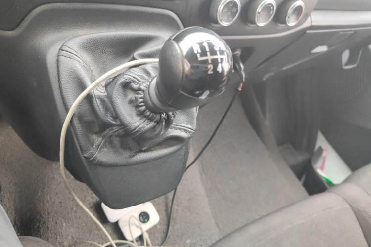Used JMC Fushun 2025 2.0T 6MT Diesel Long-Wheelbase High-Roof Commercial Van – 2/3 Seats Gear Lever