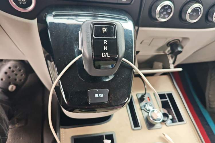 Used JMC Fushun 2025 2.0T 8AT Diesel Mid-Roof Mid-Height Business-Class 9-Seater (Non-Commercial) Gear Lever