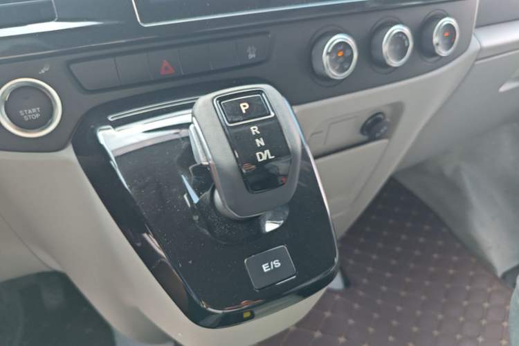 Used JMC Fushun 2025 2.0T 8AT Diesel Mid-Range Mid-Height Business-Class 9-Seater (Non-Commercial) Gear Lever