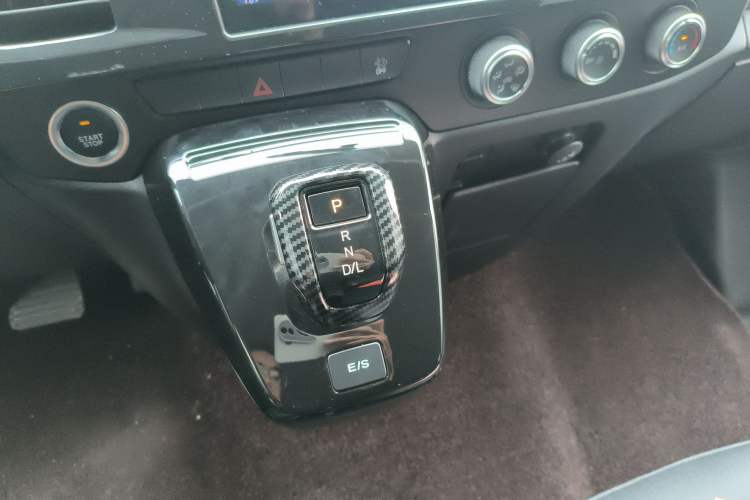 Used JMC Fushun 2025 2.0T 8AT Diesel Mid-Range Mid-Top Commercial Multi-Purpose 7-Seater Passenger Vehicle Gear Lever