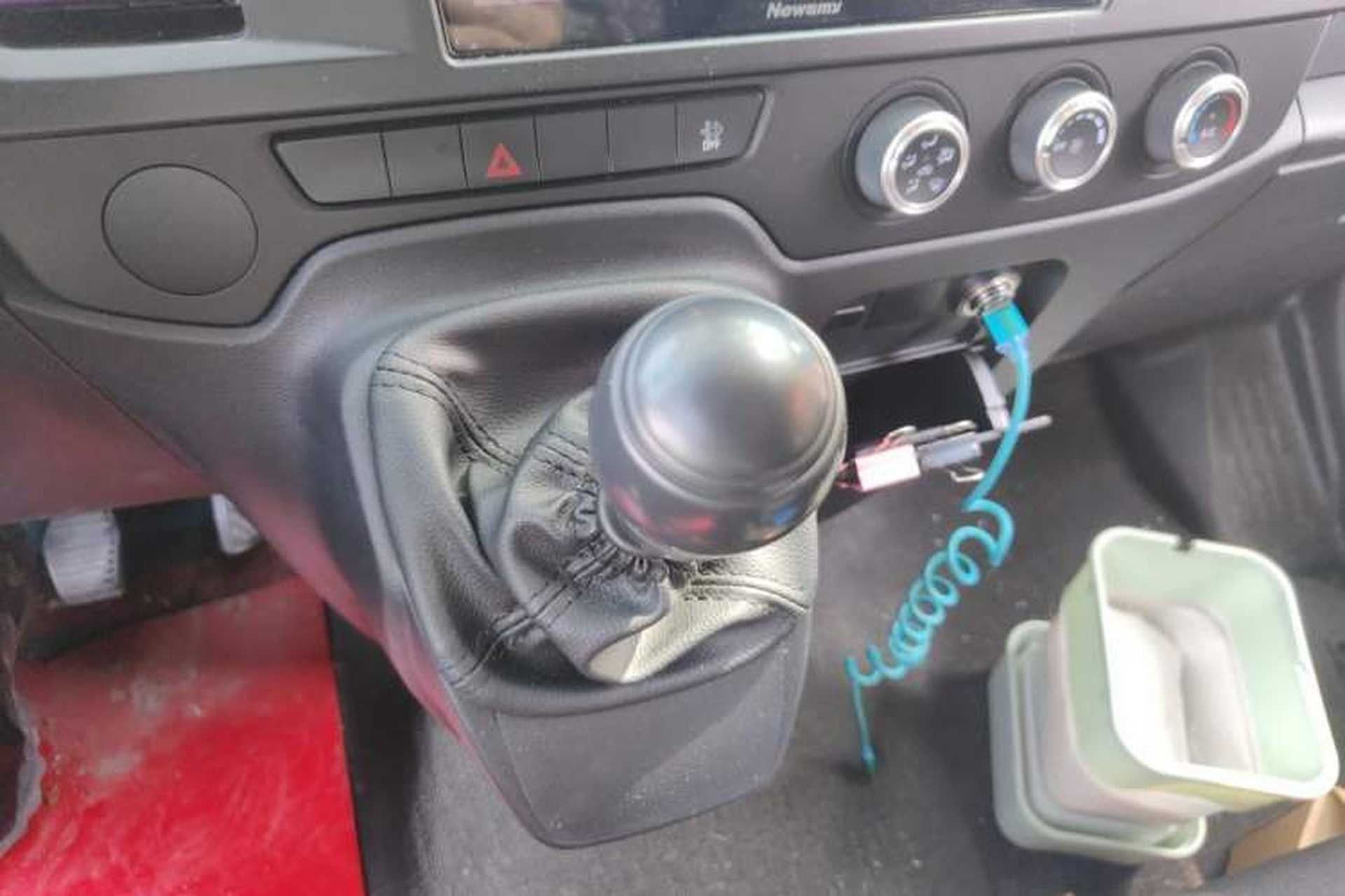 Used JMC Fushun 2025 2.0T 6MT Diesel Mid-Drive Mid-Roof Commercial Multi-Purpose 7-Seater Passenger Vehicle Gear Lever