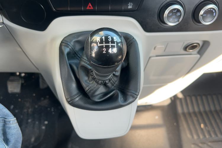 Used JMC Fushun 2025 2.0T 6MT Diesel Mid-Range Business-Class 9-Seater (Non-Commercial) Gear Lever