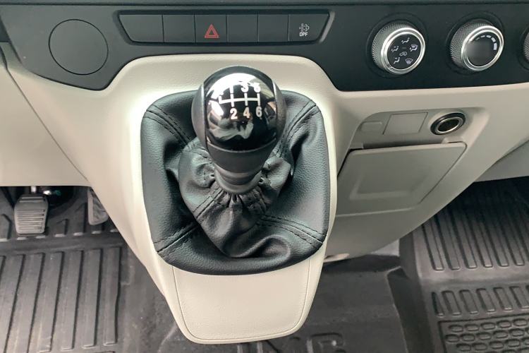 Used JMC Fushun 2025 2.0T 6MT Diesel Mid-Range Business-Class 9-Seater (Non-Commercial) Gear Lever