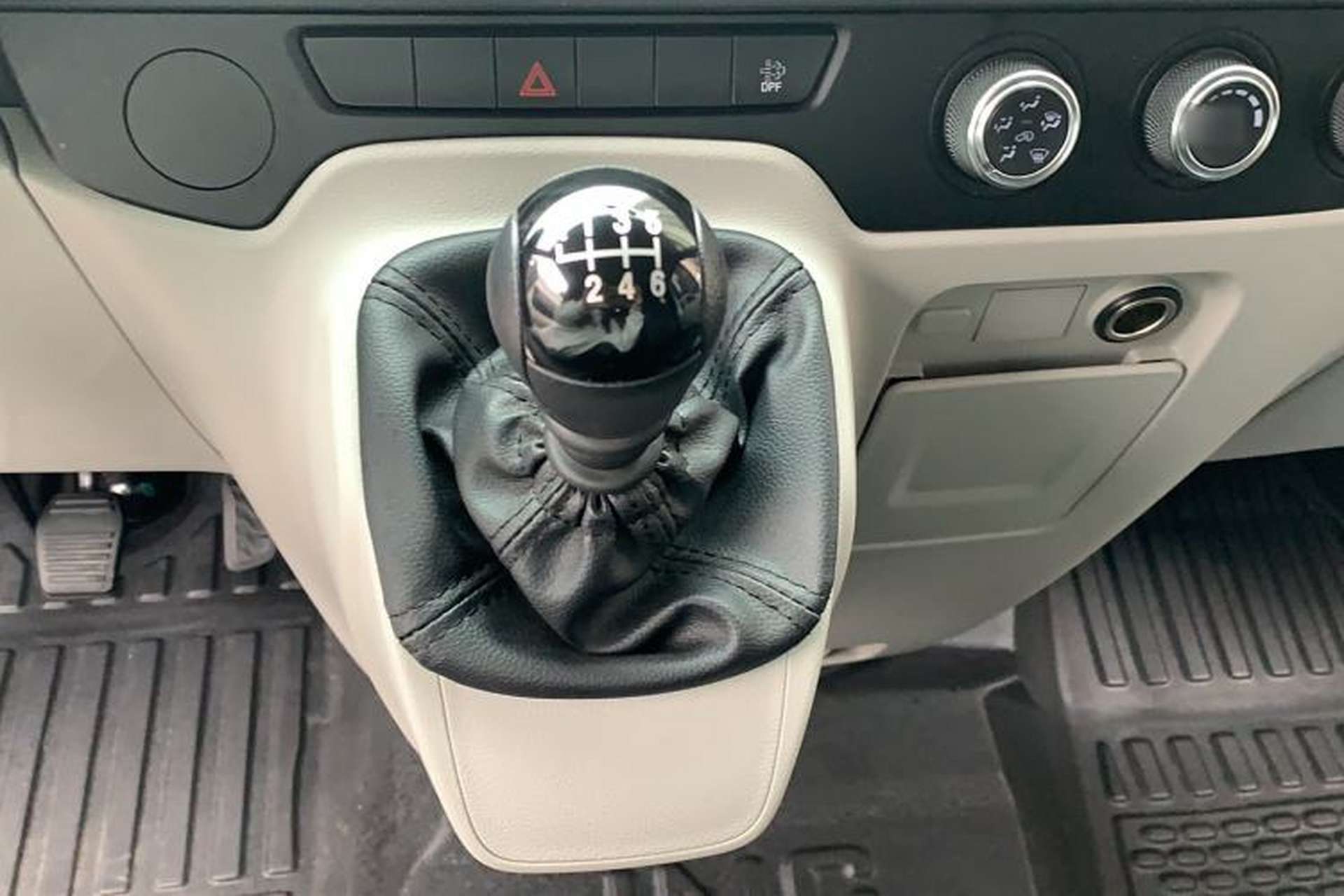 Used JMC Fushun 2025 2.0T 6MT Diesel Mid-Range Business-Class 9-Seater (Non-Commercial) Gear Lever