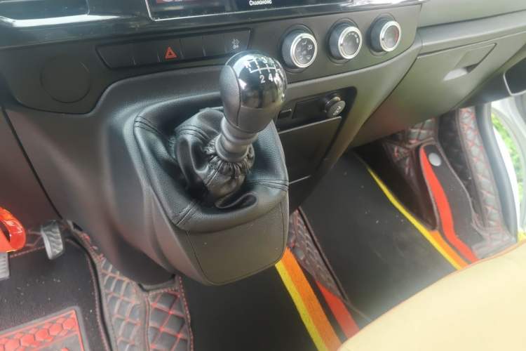 Used JMC Fushun 2025 2.0T 6MT Diesel Extended-Wheelbase High-Roof Commercial Van—2/3 Seats Gear Lever