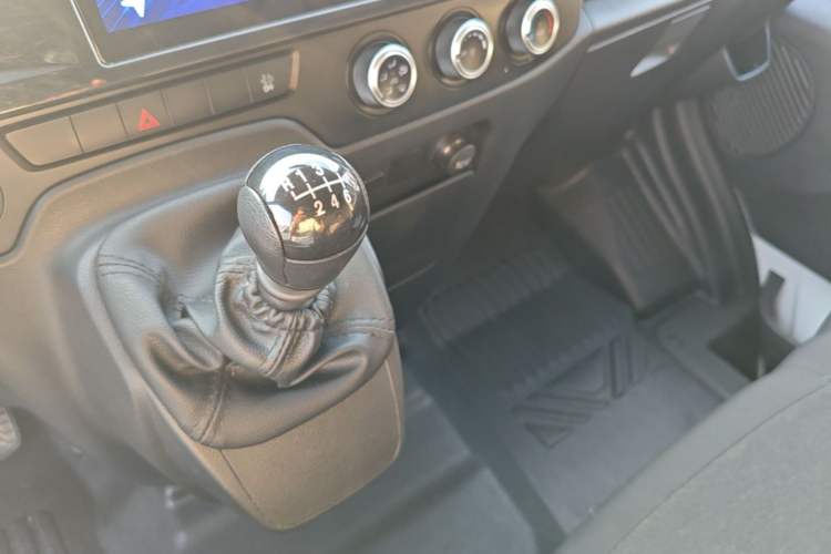 Used JMC Fushun 2025 2.0T 6MT Diesel Mid-Roof Mid-Height Commercial Multi-Purpose 7-Seater Passenger Vehicle Gear Lever