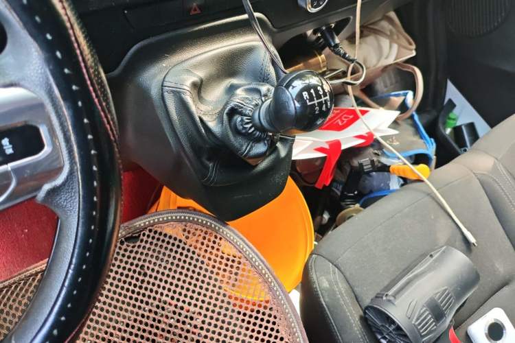 Used JMC Fushun 2025 2.0T 6MT Diesel Mid-Roof Mid-Height Commercial Multi-Purpose 7-Seater Passenger Vehicle Gear Lever
