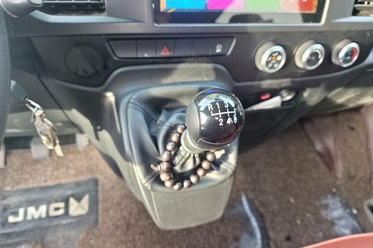 Used JMC Fushun 2025 2.0T 6MT Diesel Mid-Roof Mid-Height Commercial Multi-Purpose 7-Seater Passenger Vehicle Gear Lever