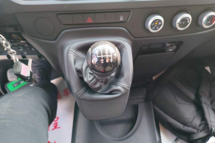 Used JMC Fushun 2025 2.0T 6MT Diesel Mid-Roof Mid-Height Commercial Multi-Purpose 7-Seater Passenger Vehicle Gear Lever