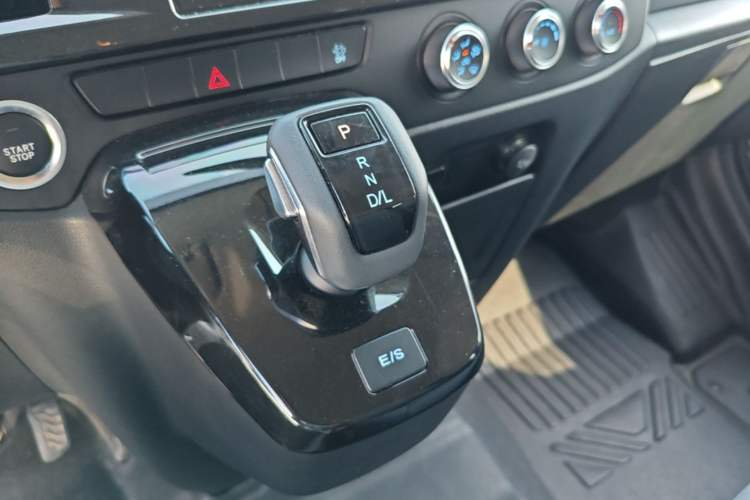 Used JMC Fushun 2025 2.0T 8AT Diesel Short Wheelbase Mid-Height Commercial Multi-Purpose Passenger Vehicle with 5/6 Seats Gear Lever