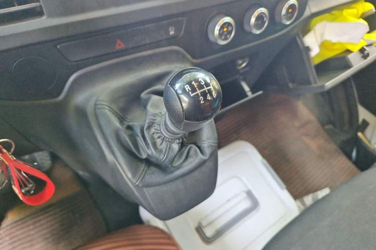 Used JMC Fushun 2025 2.0T 6MT Diesel Mid-Roof Mid-Height Commercial Multi-Purpose 7-Seater Passenger Vehicle Gear Lever