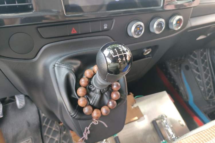 Used JMC Fushun 2025 2.0T 6MT Diesel Mid-Roof Mid-Height Commercial Multi-Purpose 7-Seater Passenger Vehicle Gear Lever