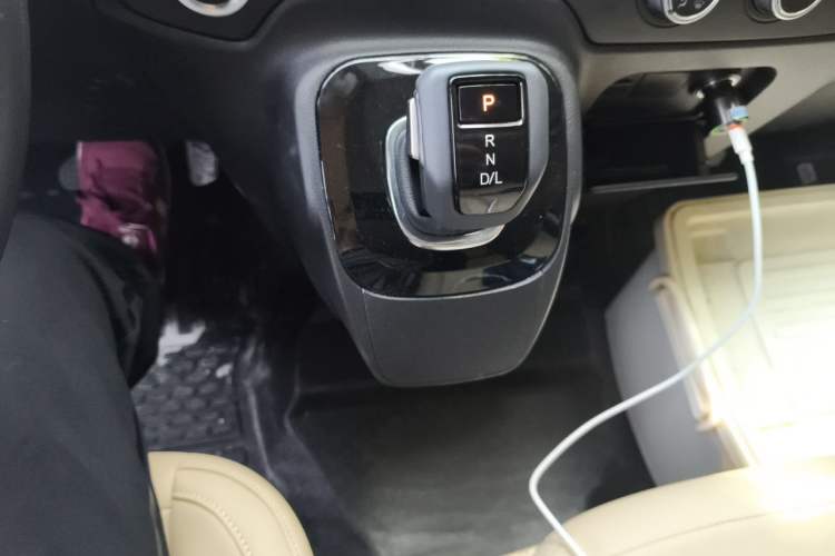 Used JMC Fushun 2025 2.0T 8AT Diesel Mid-Range Ultra-Low Commercial Multi-Purpose Passenger Vehicle with 5/6 Seats Gear Lever