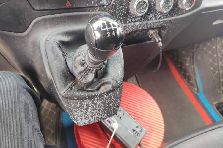Used JMC Fushun 2025 2.0T 6MT Diesel Mid-Roof Mid-Height Commercial Multi-Purpose 7-Seater Passenger Vehicle Gear Lever