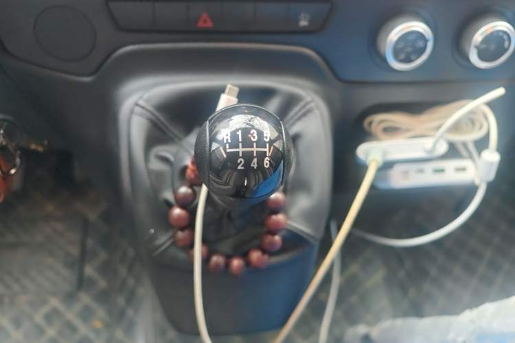 Used JMC Fushun 2025 2.0T 6MT Diesel Mid-Roof Mid-Height Commercial Multi-Purpose 7-Seater Passenger Vehicle Gear Lever