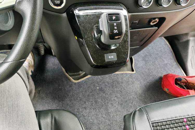Used JMC Fushun 2025 2.0T 8AT Diesel Short-Wheelbase Low-Roof Commercial Multi-Purpose Passenger Vehicle with 5/6 Seats and Dual-Swing Tailgate Gear Lever