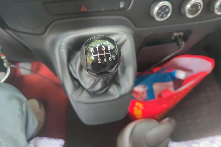 Used JMC Fushun 2025 2.0T 6MT Diesel Mid-Roof Mid-Height Commercial Multi-Purpose 7-Seater Passenger Vehicle Gear Lever