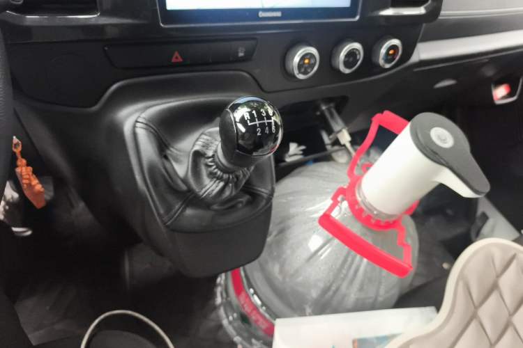 Used JMC Fushun 2025 2.0T 6MT Diesel Mid-Roof High-Arch Commercial Multi-Purpose 7-Seater Passenger Vehicle Gear Lever