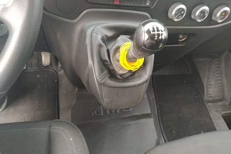 Used JMC Fushun 2025 2.0T 6MT Diesel Mid-Roof Mid-Height Commercial Multi-Purpose 7-Seater Passenger Vehicle Gear Lever