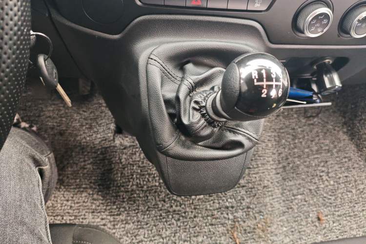Used JMC Fushun 2025 2.0T 6MT Diesel Mid-Roof Mid-Height Commercial Multi-Purpose 7-Seater Passenger Vehicle Gear Lever
