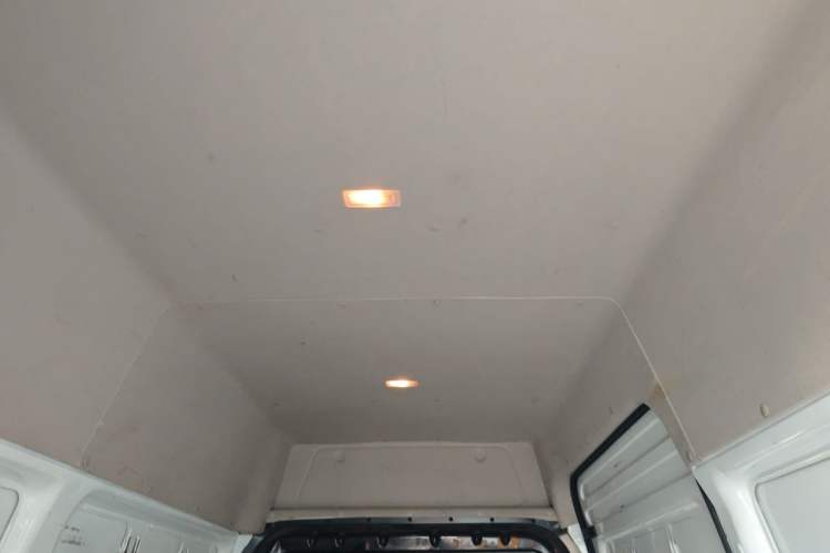 Used JMC Fushun 2025 2.0T 6MT Diesel Mid-Drive Mid-Roof Commercial Van with 2/3 Seats Headliner