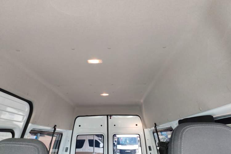 Used JMC Fushun 2025 2.0T 6MT Diesel Mid-Roof Mid-Height Commercial Multi-Purpose 7-Seater Passenger Vehicle Headliner