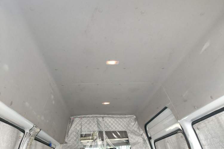 Used JMC Fushun 2025 2.0T 6MT Diesel Mid-Roof Mid-Height Commercial Multi-Purpose 7-Seater Passenger Vehicle Headliner