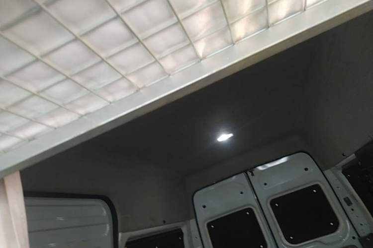 Used JMC Fushun 2025 2.0T 6MT Diesel Mid-Roof Mid-Height Commercial Multi-Purpose 7-Seater Passenger Vehicle Headliner