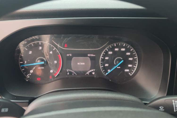 Used JMC Fushun 2025 2.0T 6MT Diesel Mid-Drive Mid-Roof Commercial Van with 2/3 Seats Instrument Cluster
